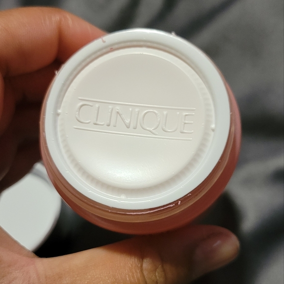 Clinique Moisture Surge™ Broad Spectrum SPF 28 Sheer Hydrator Moisturizer - Picture 5 of 8